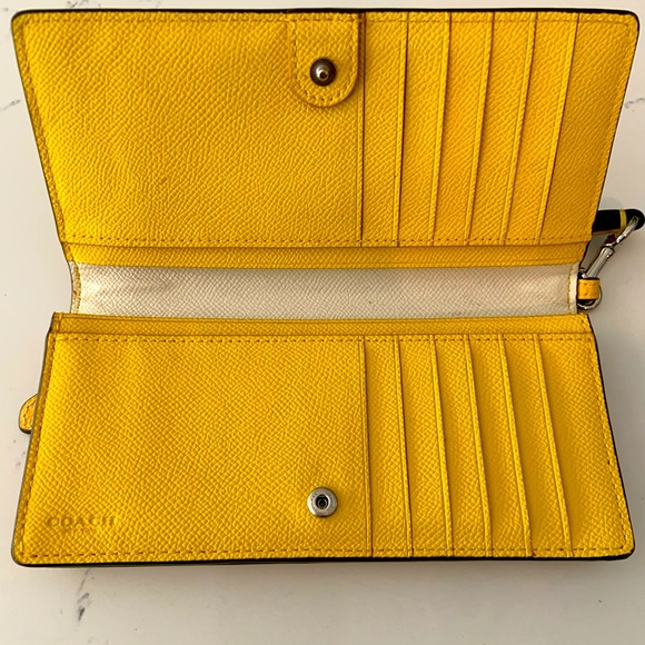 Yellow Coach Set - Picture 4 of 6